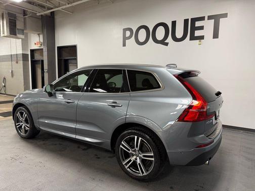 Gray Metallic 2018 Volvo XC60 T6 Momentum