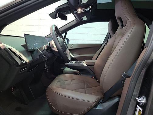 Mineral White Metallic 2024 BMW iX xDrive50