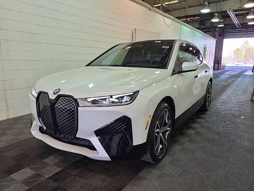 Mineral White Metallic 2024 BMW iX xDrive50