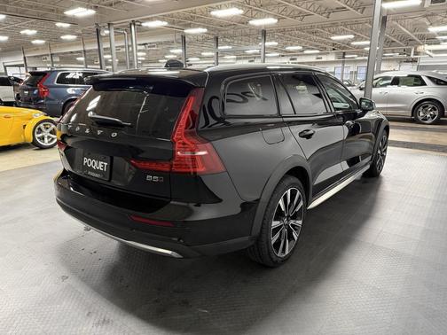 2023 Volvo V60 Cross Country Ultimate