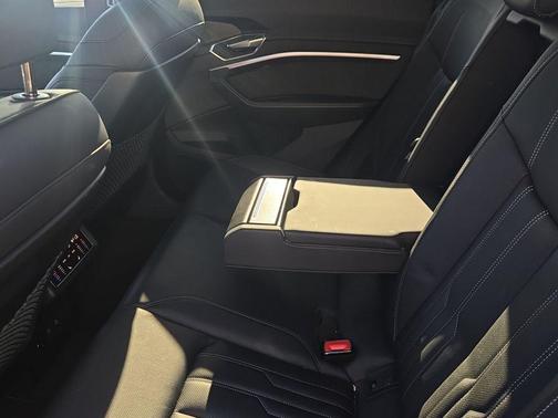 Glacier White Metallic 2023 Audi e-tron S Sportback Premium Plus