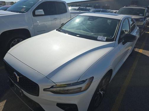 2024 Volvo S60 B5 Plus Dark Theme