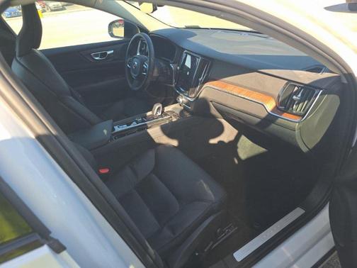 2024 Volvo S60 B5 Plus Dark Theme