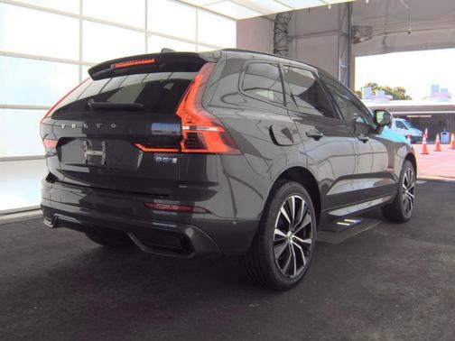 Platinum Grey Metallic 2023 Volvo XC60 B5 Plus Dark Theme