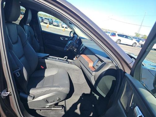 Platinum Grey Metallic 2023 Volvo XC60 B5 Plus Dark Theme