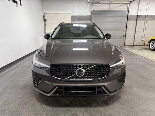 Platinum Grey Metallic 2023 Volvo XC60 B5 Plus Dark Theme