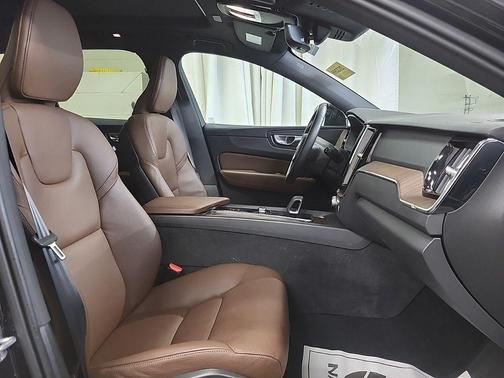 Onyx Black Metallic 2022 Volvo XC60 Recharge Plug-In Hybrid T8 Inscription Expression