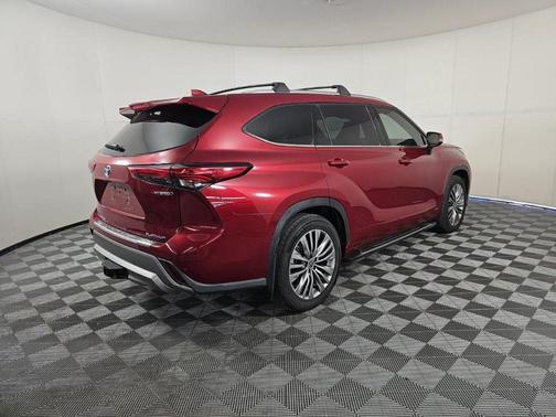 2022 Toyota Highlander Hybrid Platinum