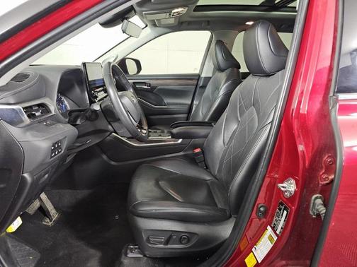 2022 Toyota Highlander Hybrid Platinum