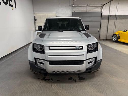 2023 Land Rover Defender SE