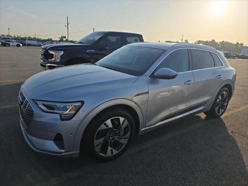 2022 Audi e-tron Premium Plus
