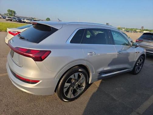 2022 Audi e-tron Premium Plus