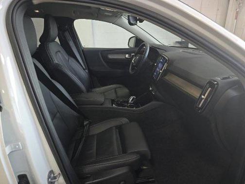 2023 Volvo XC40 B5 Plus Dark Theme
