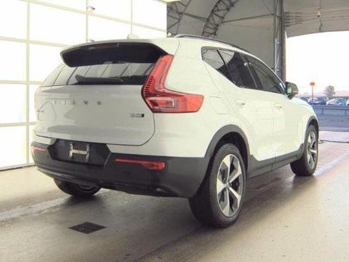 2023 Volvo XC40 B5 Plus Dark Theme
