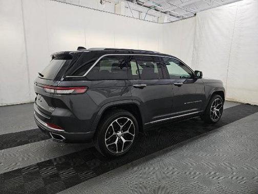 2022 Jeep Grand Cherokee Summit