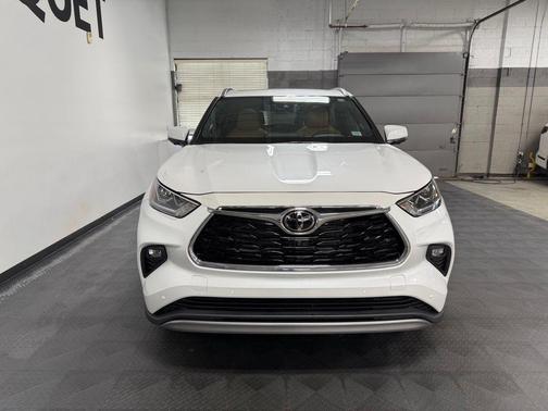 Wind Chill Pearl 2025 Toyota Highlander Hybrid Platinum