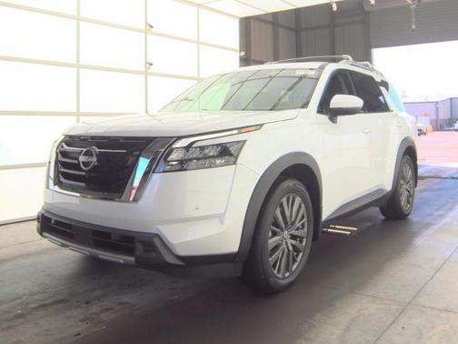 Everest White Pearl Tricoat/Super Black 2025 Nissan Pathfinder SL