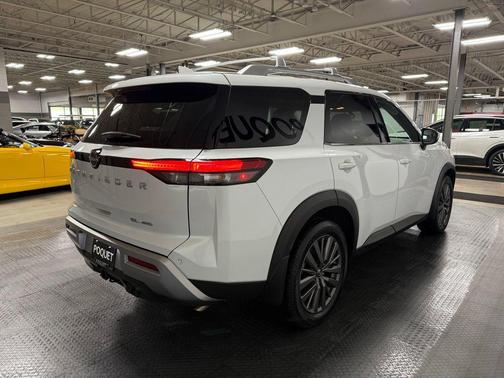 Everest White Pearl Tricoat/Super Black 2025 Nissan Pathfinder SL