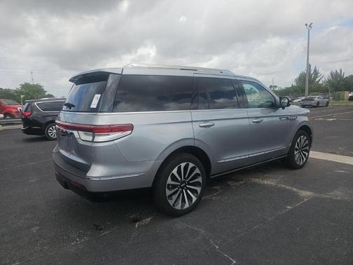 Silver Radiance Metallic Clearcoat 2024 Lincoln Navigator Reserve