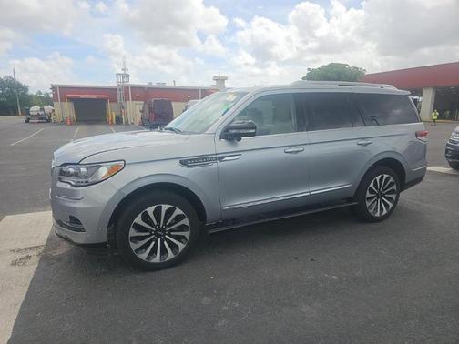 Silver Radiance Metallic Clearcoat 2024 Lincoln Navigator Reserve