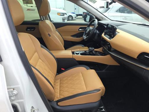Pearl White Tricoat/Super Black 2023 Nissan Rogue Platinum