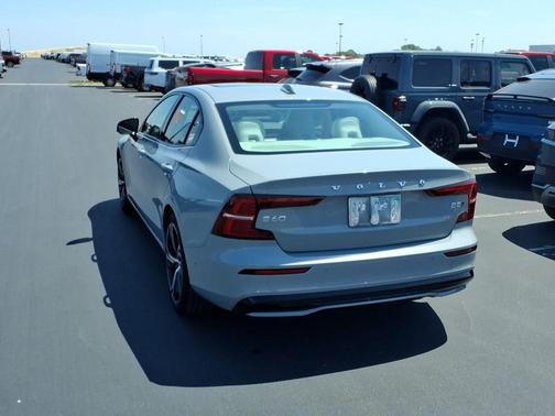 Vapour Grey Metallic 2024 Volvo S60 B5 Plus Dark Theme