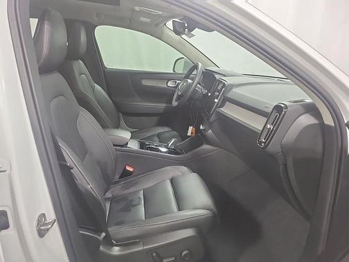 Crystal White Metallic 2024 Volvo XC40 B5 Plus Bright Theme