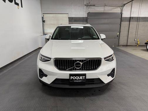 Crystal White Metallic 2024 Volvo XC40 B5 Plus Bright Theme