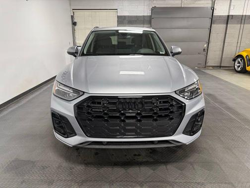 Florett Silver Metallic 2023 Audi Q5 e 55 S line Premium Plus