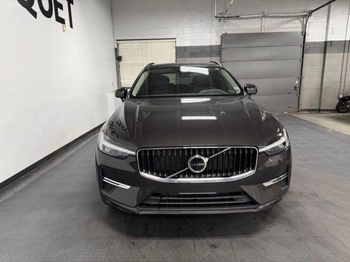 Platinum Grey Metallic 2023 Volvo XC60 B5 Core