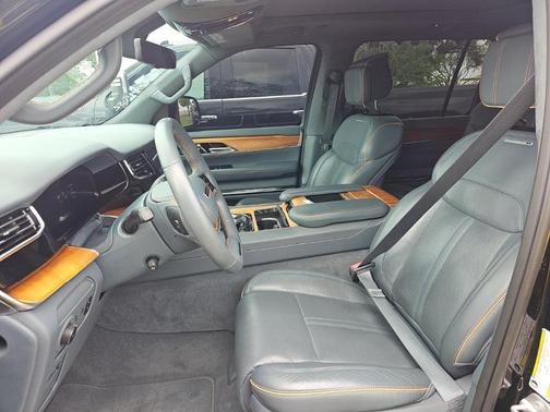 Diamond Black Crystal Pearlcoat 2023 Jeep Grand Wagoneer Series II