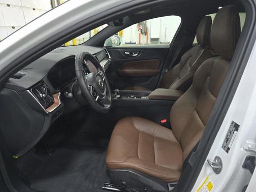 2025 Volvo V60 Cross Country B5 Plus