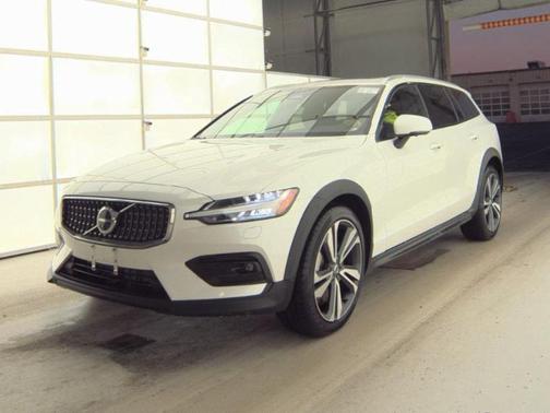 2025 Volvo V60 Cross Country B5 Plus