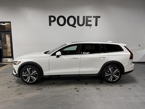 2025 Volvo V60 Cross Country B5 Plus