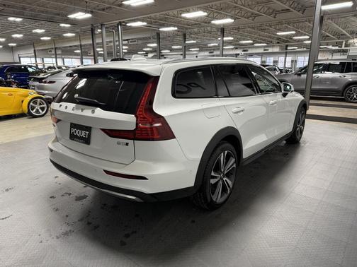 2025 Volvo V60 Cross Country B5 Plus