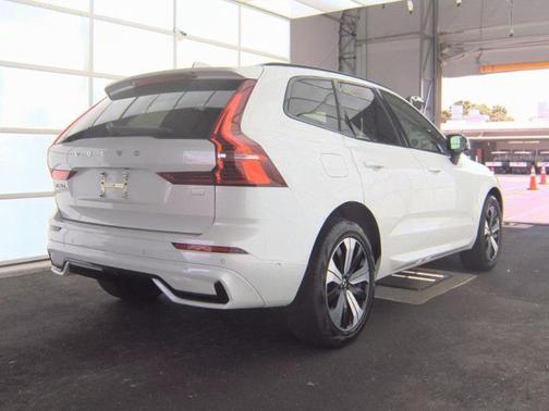 2023 Volvo XC60 Recharge Plug-In Hybrid T8 Plus Dark Theme