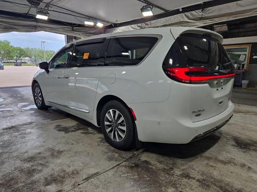 Bright White Clearcoat 2023 Chrysler Pacifica Hybrid Limited