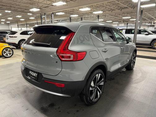 Vapour Grey Metallic 2025 Volvo XC40 B5 Plus Bright Theme
