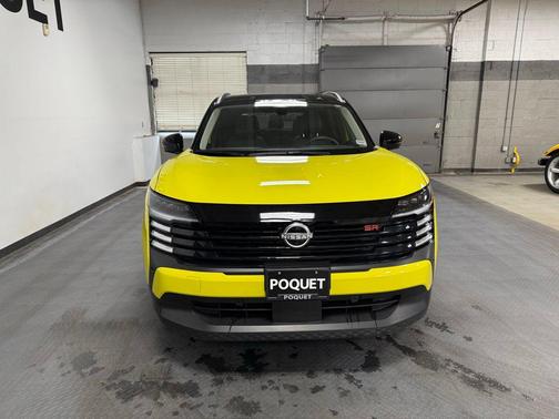 Yuzu Yellow Metallic/Super Black 2025 Nissan Kicks SR