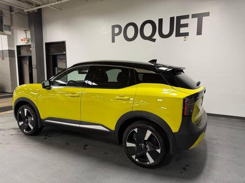 Yuzu Yellow Metallic/Super Black 2025 Nissan Kicks SR