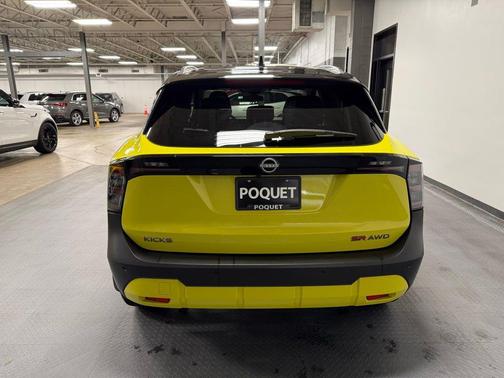 Yuzu Yellow Metallic/Super Black 2025 Nissan Kicks SR