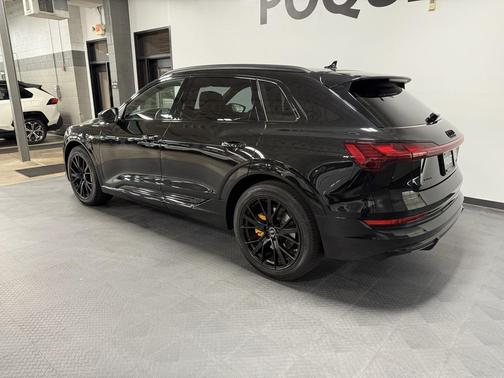 2022 Audi e-tron Premium Plus