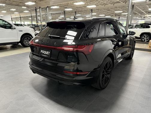 2022 Audi e-tron Premium Plus