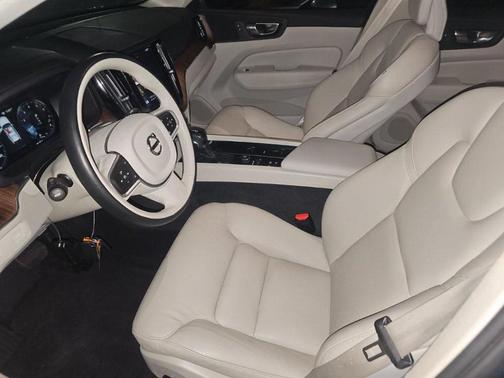 2021 Volvo XC60 T5 Momentum