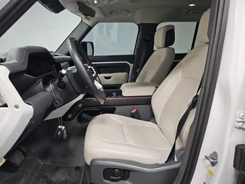 2023 Land Rover Defender SE