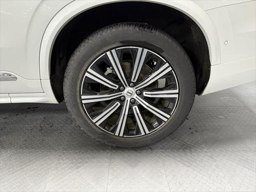 2023 Volvo XC90 B5 Plus