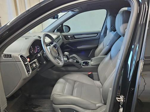 2023 Porsche Cayenne Platinum Edition