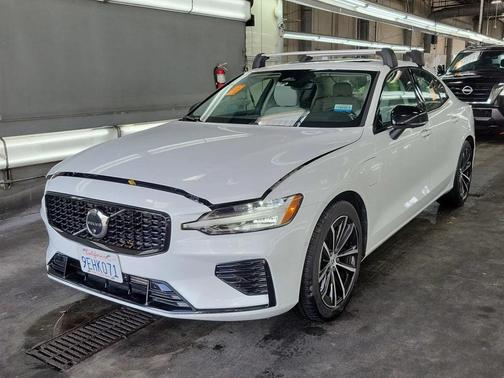 2023 Volvo S60 Recharge Plug-In Hybrid T8 Plus Dark Theme