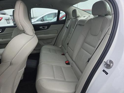 2023 Volvo S60 Recharge Plug-In Hybrid T8 Plus Dark Theme