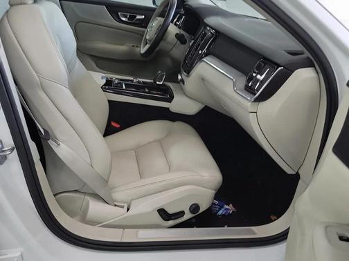 2023 Volvo S60 Recharge Plug-In Hybrid T8 Plus Dark Theme